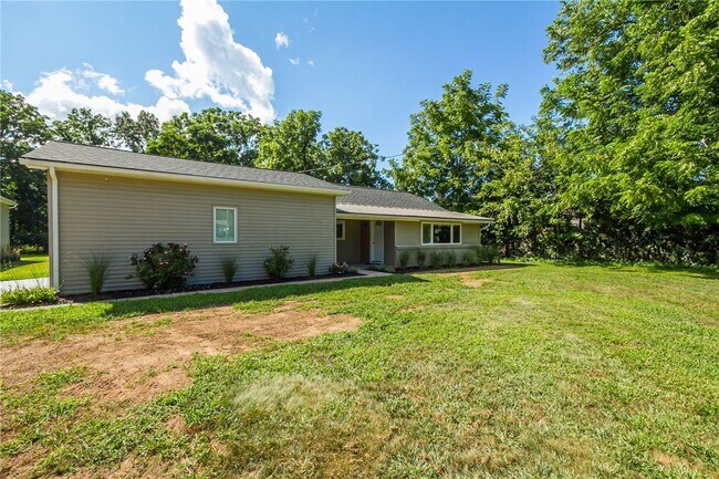 Building Photo - 617 Dewitt Rd