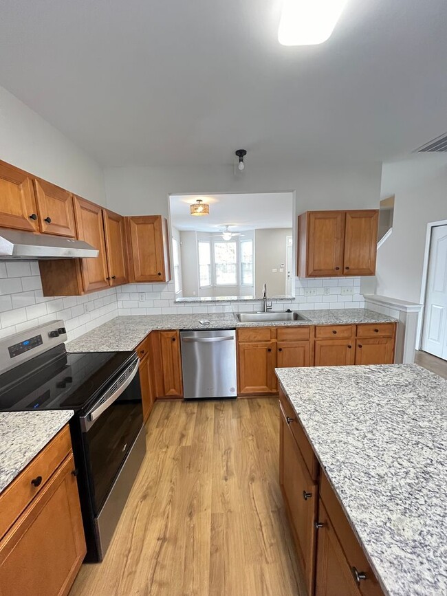 Building Photo - Newly Renovated 3 Bed, 2.5 bathroom Townhome