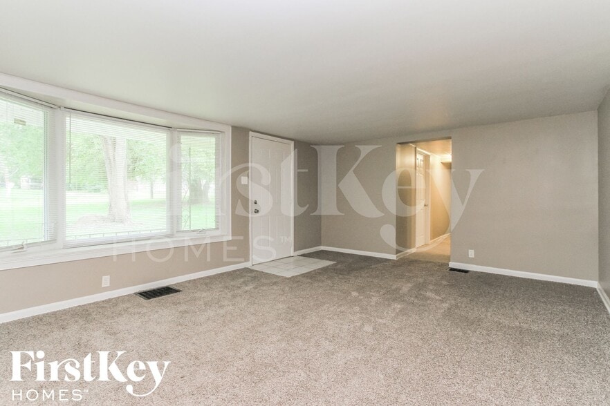 Building Photo - 5452 W Southport Rd