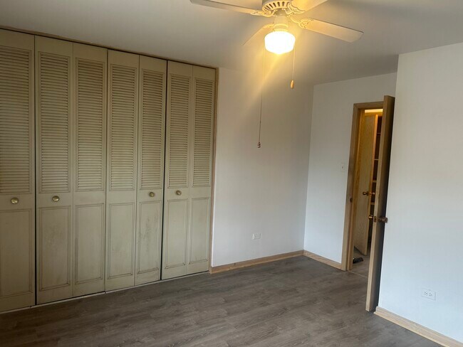 Building Photo - 3438 S Oak Park Ave