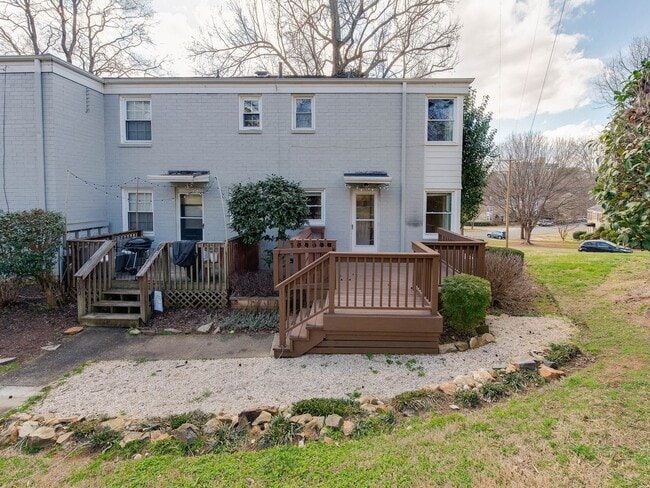 Building Photo - Stunning Myers Park 2 bedroom townhome sty...