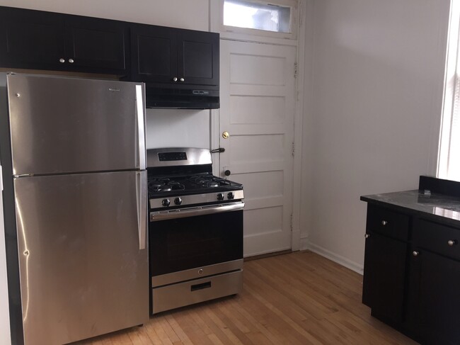 STAINLESS STEEL APPLIANCES - 1721 W Farragut Ave