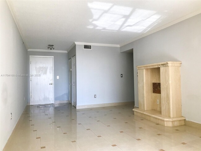 Building Photo - 2642 Collins Ave