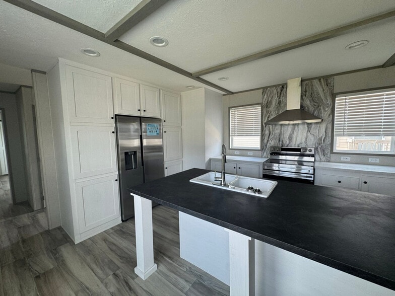 Primary Photo - 90 Peach St