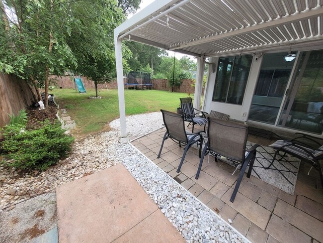Building Photo - Beautiful 4 Bedroom, 2.5 Bath Home