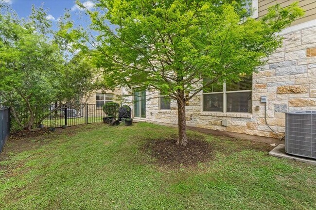 Building Photo - 516 E Slaughter Ln