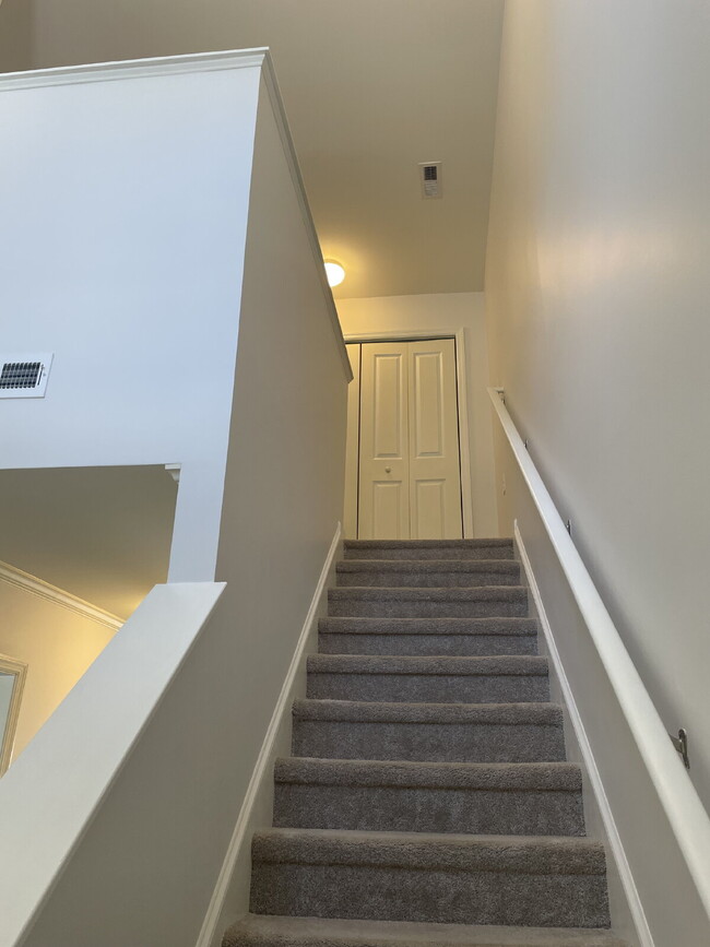 Building Photo - "Charming 2-Bed Townhouse with 2.5 Baths i...