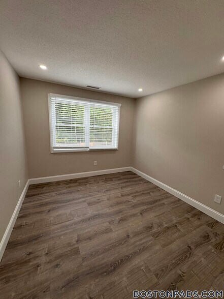 Building Photo - 25 Kenmar Dr