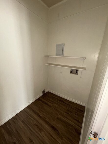 Building Photo - 304 Oak St