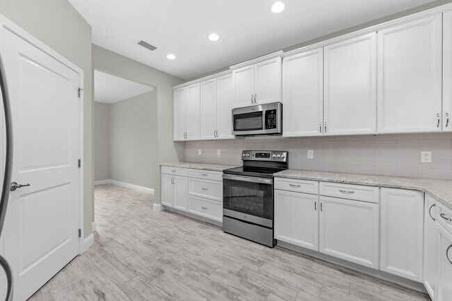 Building Photo - 702 Shady Ln Dr