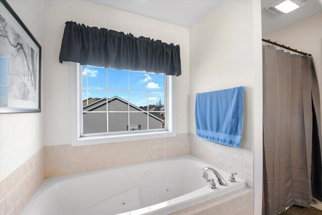 Building Photo - 705 Bergamot Dr