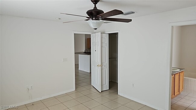 Building Photo - 832 Palomino St E