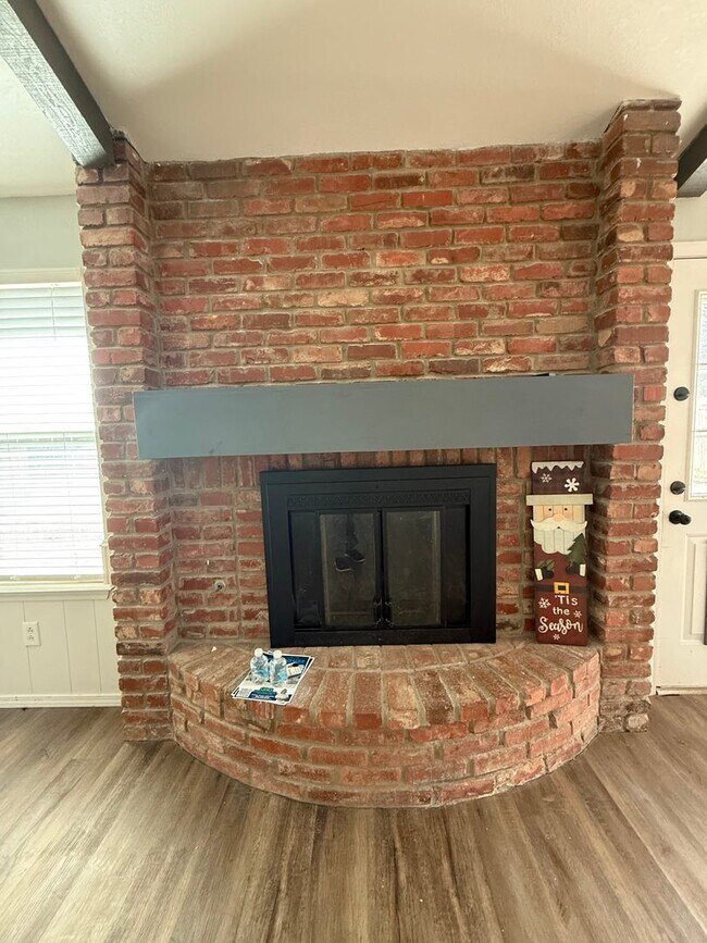 Building Photo - Updated Beauty 3/2