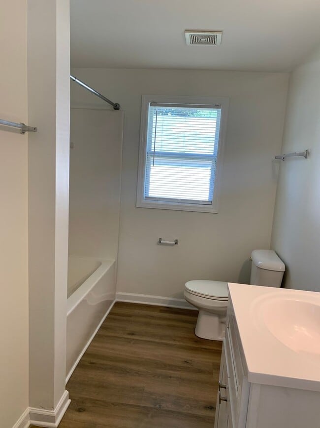 Building Photo - $500 OFF 1ST MONTH'S RENT! 3 Bedroom, 1 Bath house on Hillsdale Drive