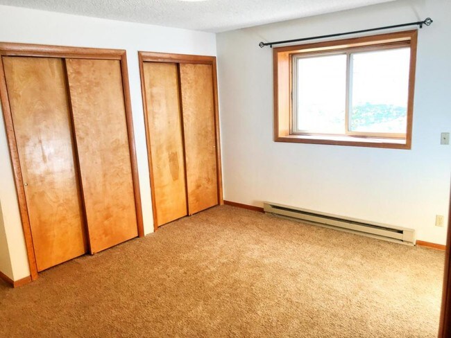 Building Photo - 2553 South Ridge Dr
