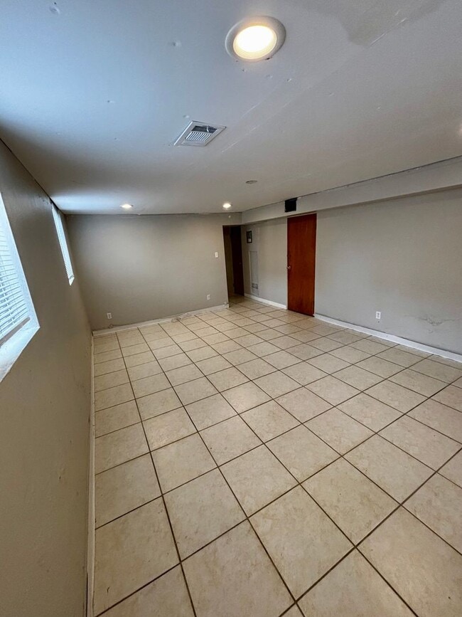 Building Photo - Super Spacious & Updated 1-Bed, 1-Bath Apa...
