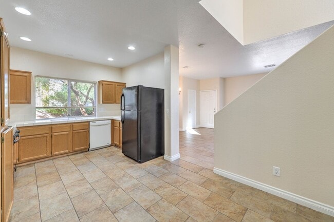 Building Photo - Beautiful 2 story home in Peccole Ranch.