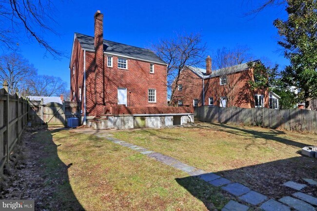 Building Photo - 5016 N Carlin Springs Rd