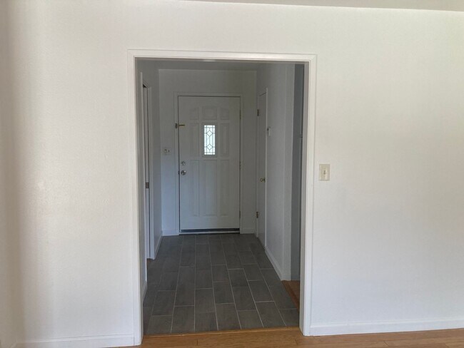 Building Photo - 1229 Eastridge Dr