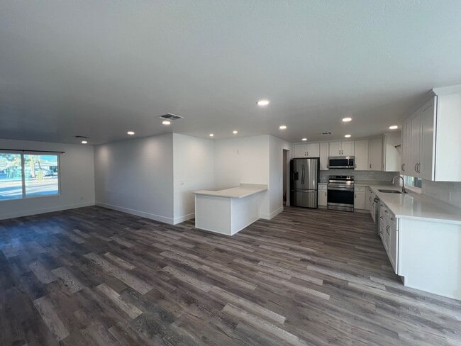 Building Photo - Remodeled 4 Bed/2 Bath in great ASU neighborhood