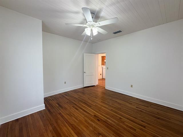 Building Photo - 310 E Parks Ave