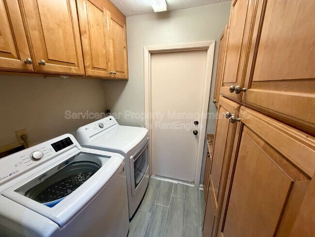 Building Photo - 423 Whispering Oaks Ct