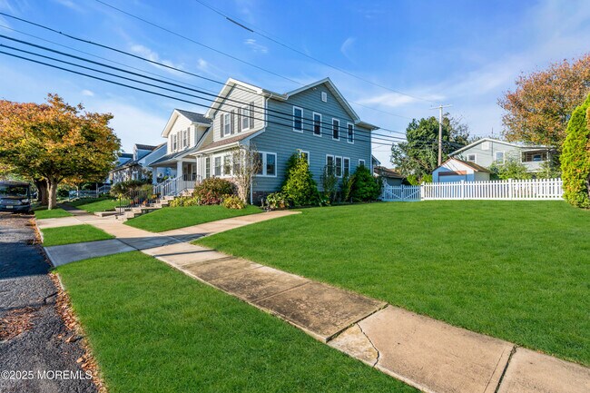 Building Photo - 1003 C St