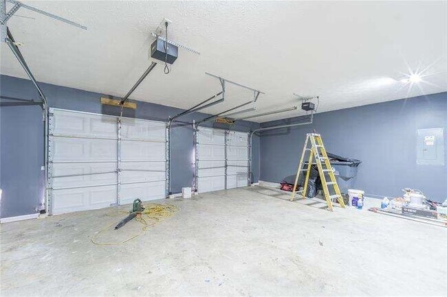 Building Photo - 2716 Lake Park Ridge W