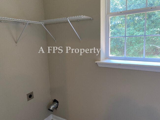 Building Photo - 184 Pine St SW