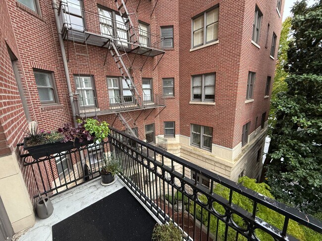 Building Photo - Historical 705 Davis Building! Vintage Lux...