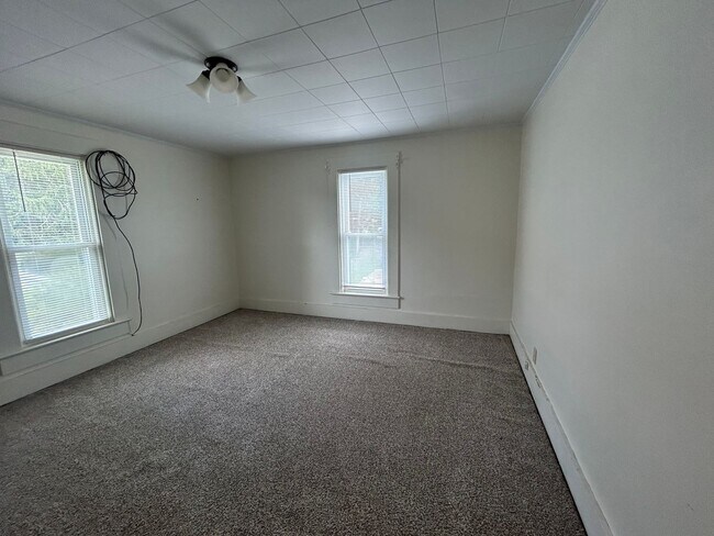 Building Photo - Single Family Home with Spacious Back Yard
