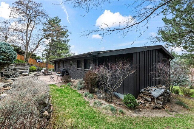 Building Photo - Fully Furnished Luxury Executive Rental