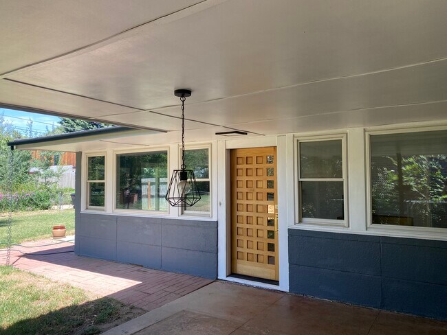 Building Photo - 3065 N Glencoe St