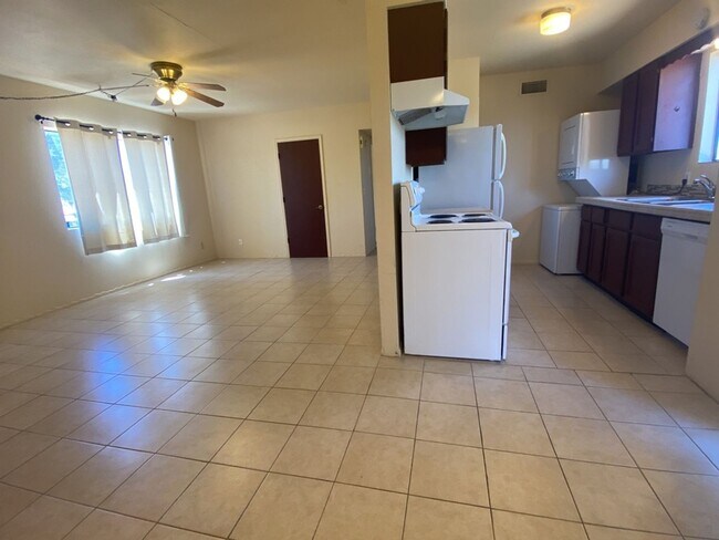 Building Photo - Very Nice 2 Bedroom Condo!!!