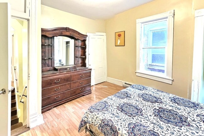 Building Photo - 516 Bedford St