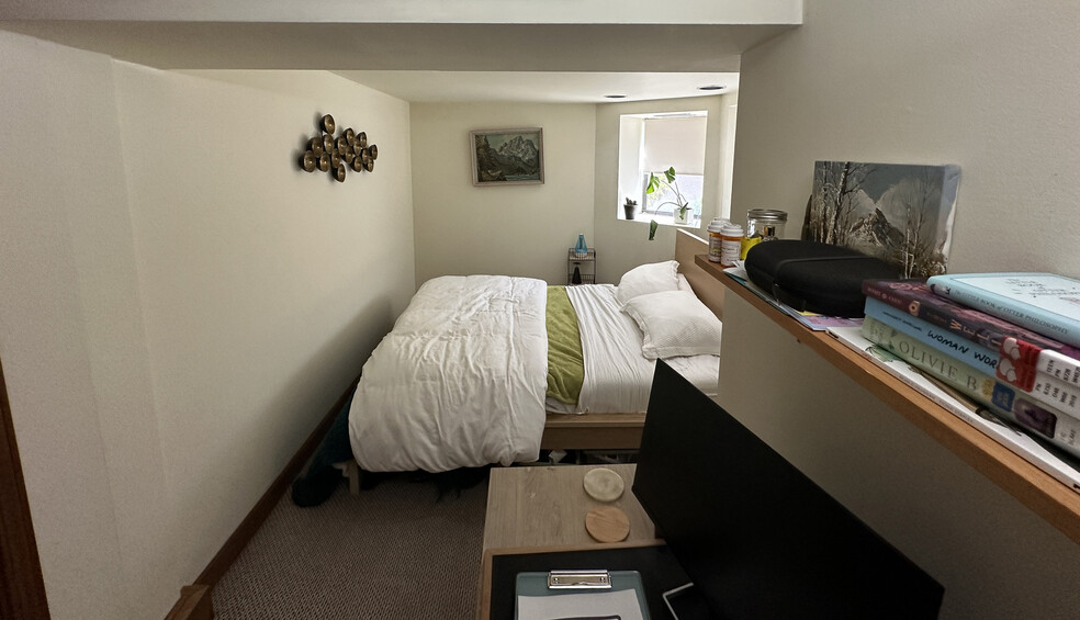 Bedroom with desk - 2217 N Magnolia Ave