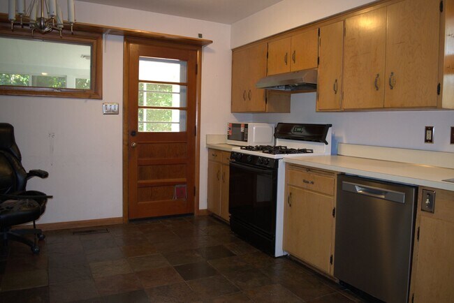 Building Photo - Marvelous 4 Bed 2.5 Bath House In Quarry H...
