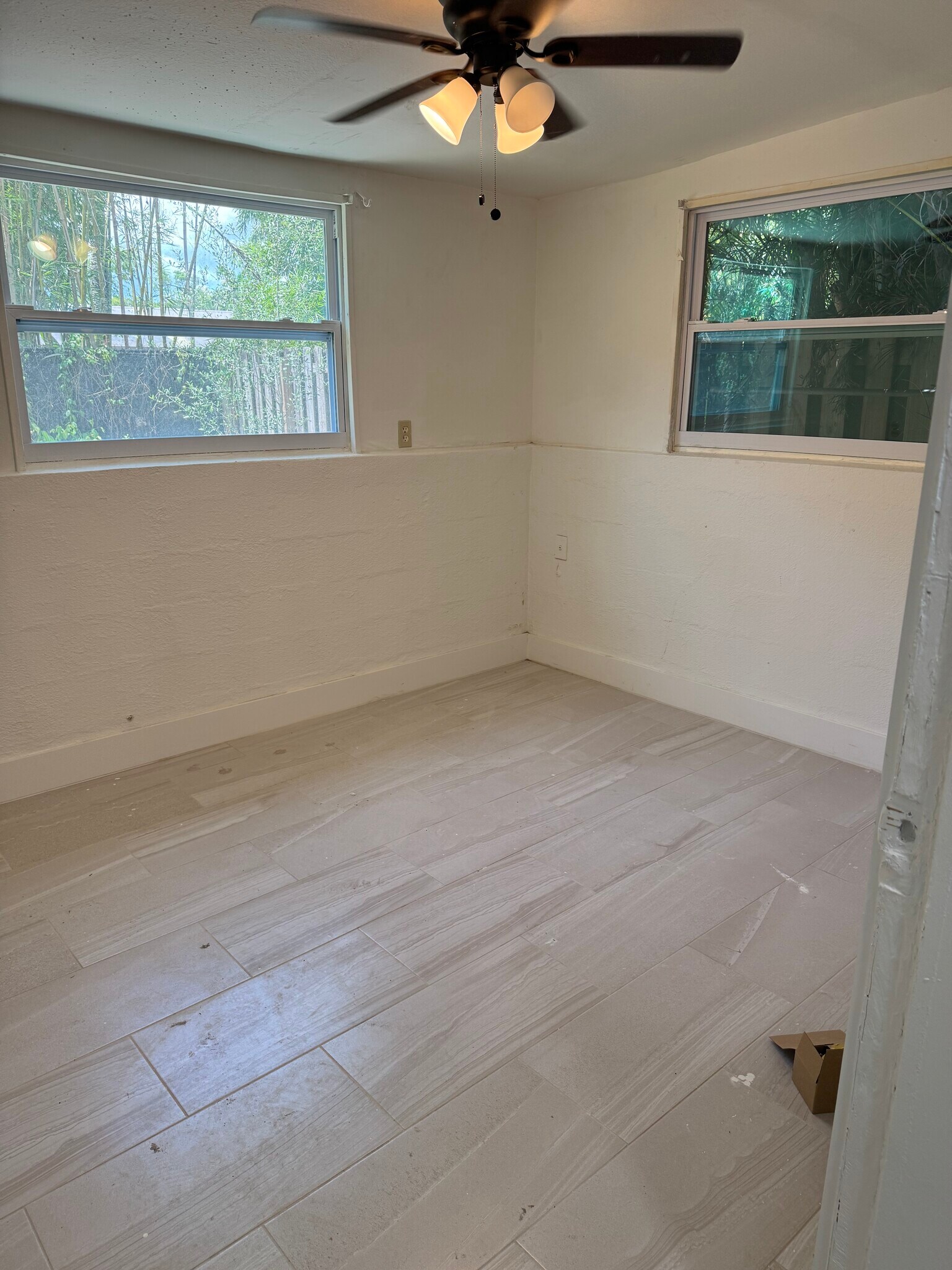 Master with two large windows - 4620 McGregor Blvd