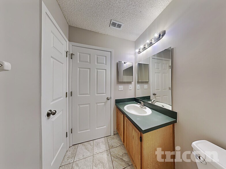 Building Photo - 4231 Hanging Moss Dr