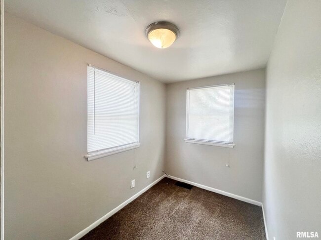 Building Photo - 811 E Lake Ave