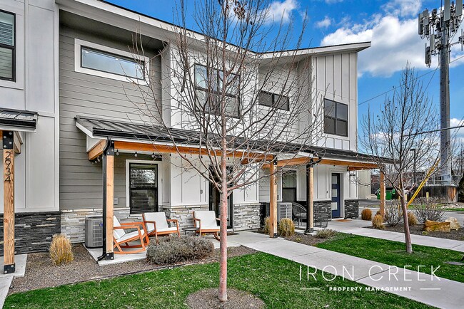 Primary Photo - Contemporary Townhome Minutes from Downtown