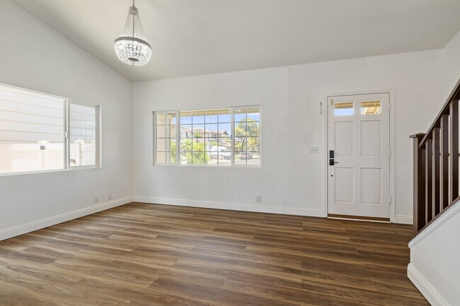 Building Photo - 3 bed plus Office room, 3 bathroom single family house.
