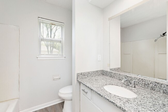 Building Photo - Remodeled & Updated 2 Bedroom Duplex Unit!