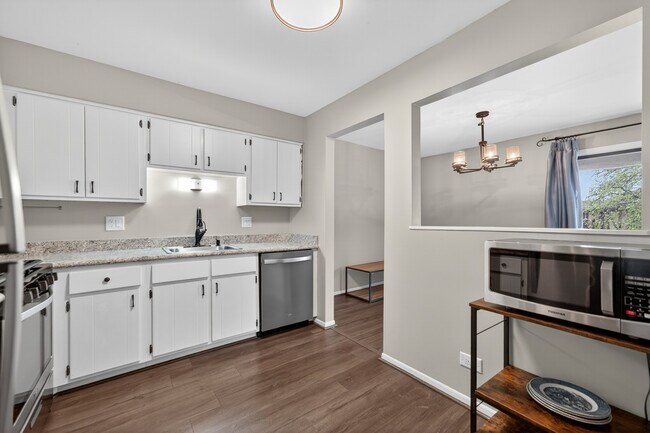 Building Photo - 1700 Lakecliffe Dr