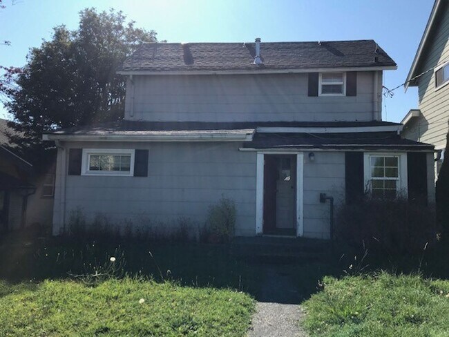 Building Photo - 3 Bedroom, 1 Bathroom Home in Sunnyland! Lawncare included with ample parking
