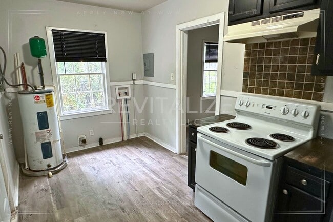 Building Photo - 2 Bed 1 Bath Home Close to Interstate Access!
