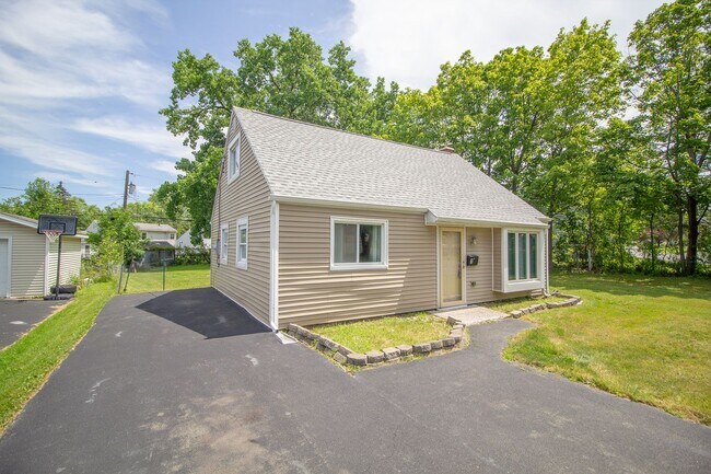 Building Photo - 2 BD 1 BA North Colonie Schools