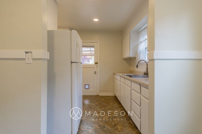 Building Photo - Charming First Hill Single Family House wi...