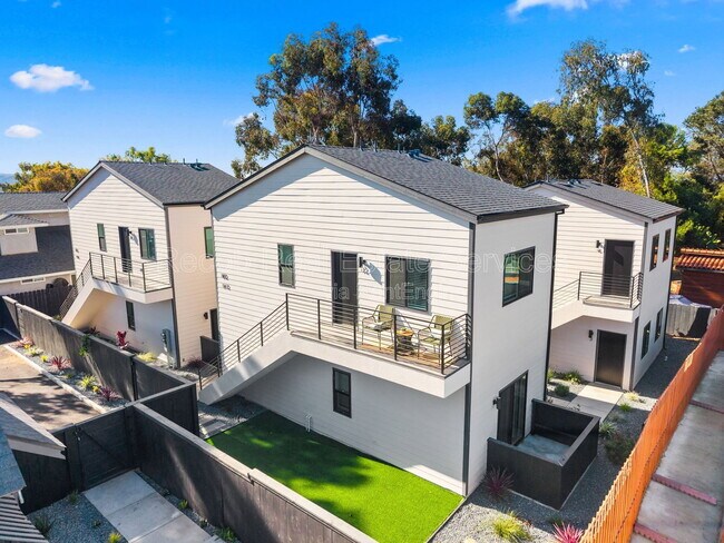 Building Photo - 832 Desty St