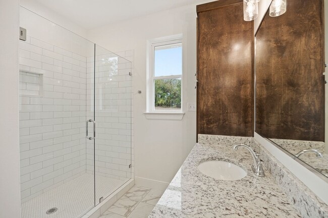 Building Photo - 4 bedroom in Flint! Only 2 years old!